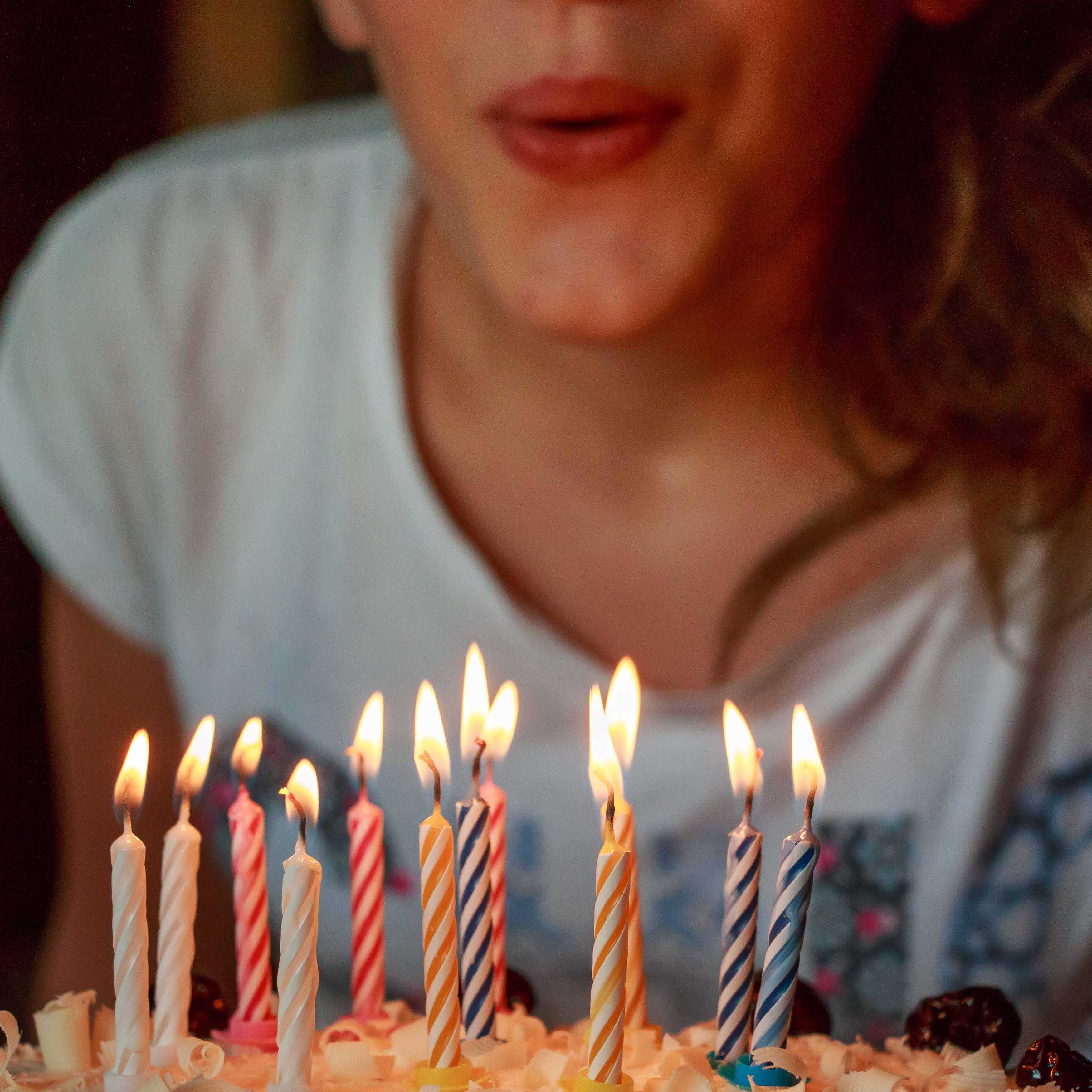 Niña sopla tarta con velas